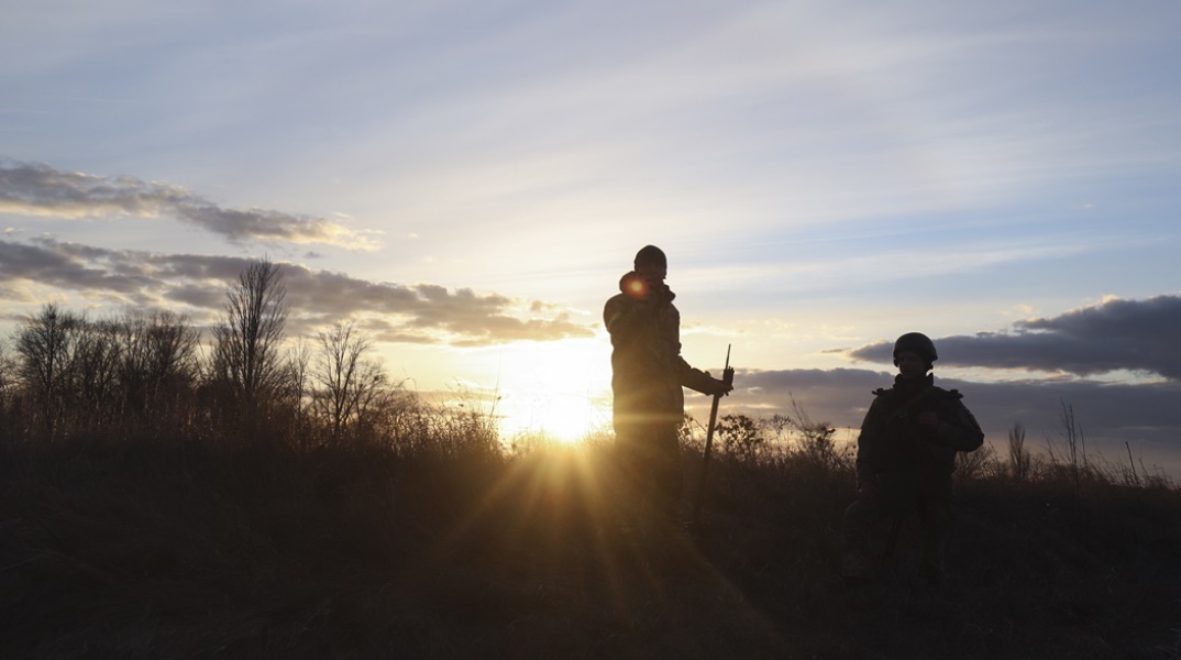 Ουκρανοί στρατιώτες σε θέση μάχης σε περιοχή έξω από Κίεβο 