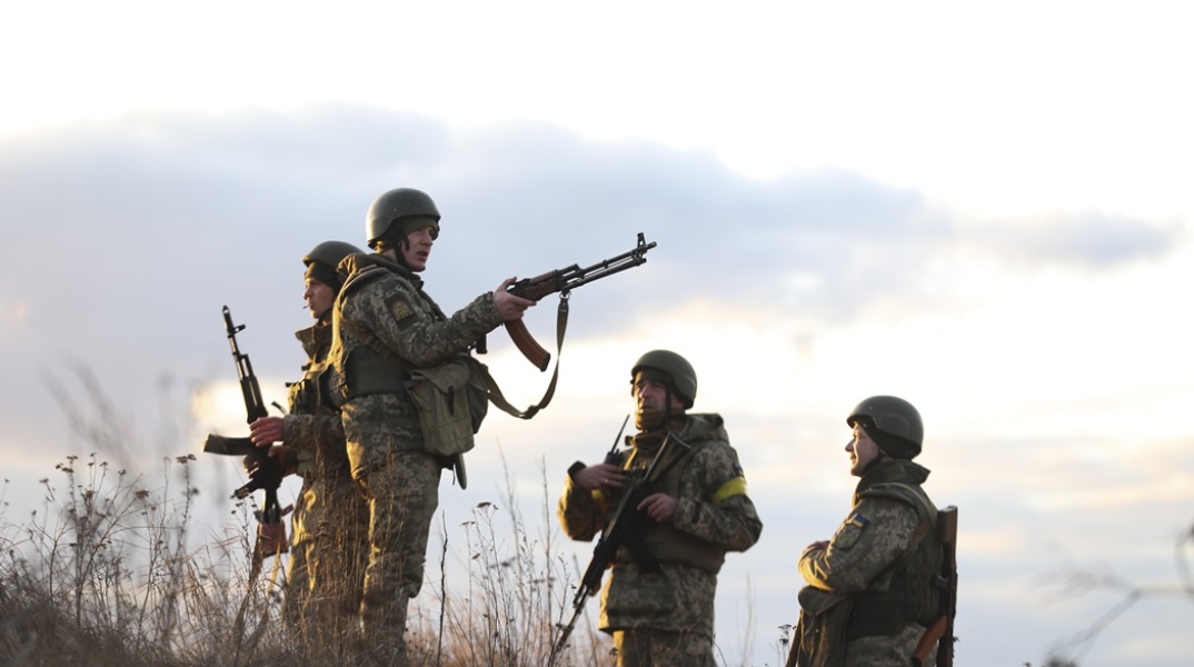 Ουκρανοί στρατιώτες σε θέση μάχης σε περιοχή έξω από Κίεβο 