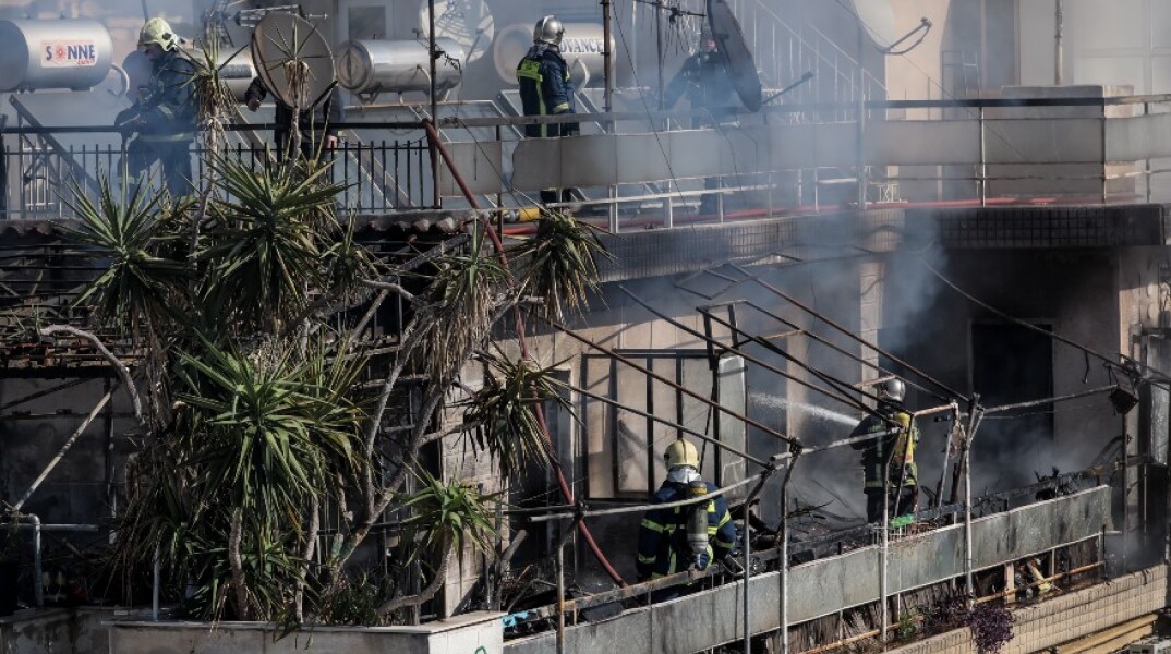Πυρκαγιά σε διαμέρισμα στον Κολωνό - Η μάχη των πυροσβεστών σε εικόνες