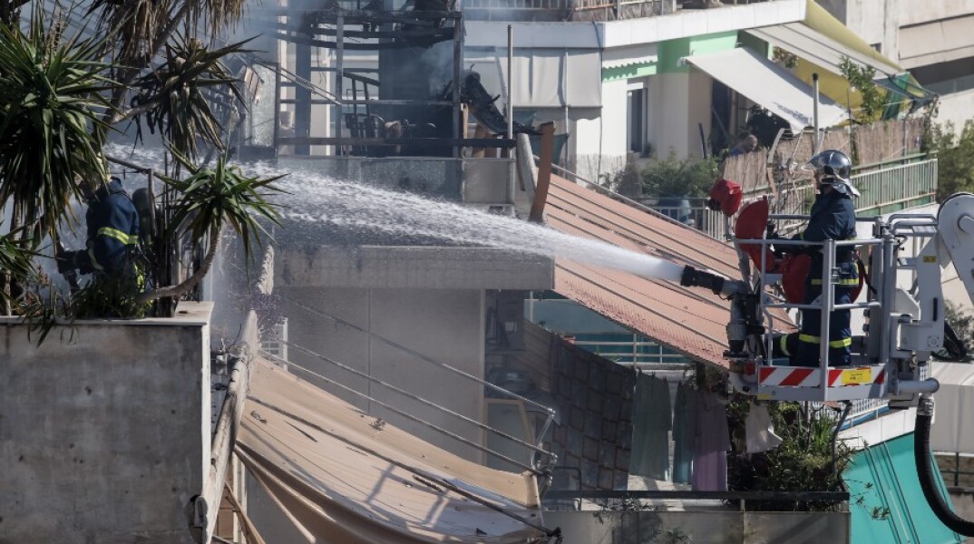 Πυρκαγιά σε διαμέρισμα στον Κολωνό - Η μάχη των πυροσβεστών σε εικόνες