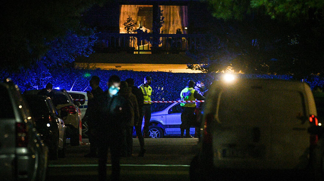 Κωνσταντίνος Μπογδάνος - Εμπρηστική επίθεση: Αστυνομικοί έχουν αποκλείσει το σημείο όπου σημειώθηκε η έκρηξη στο σπίτι του βουλευτή της ΝΔ