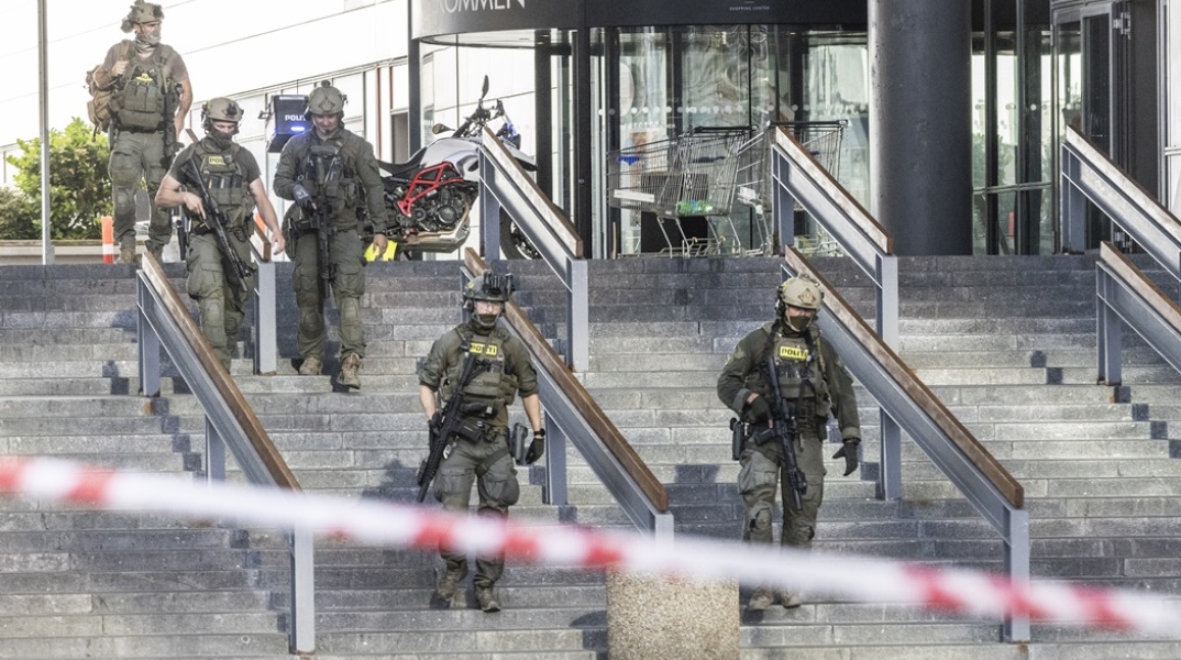 Πολίτες τρέχουν από το εμπορικό κέντρο στην Κοπεγχάγη μετά τους πυροβολισμούς 