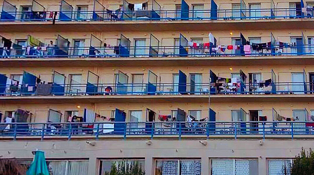 Tο ξενοδοχείο, που τέθηκε σε καραντίνα και φιλοξενούνται πρόσφυγες και μετανάστες στο Κρανίδι  