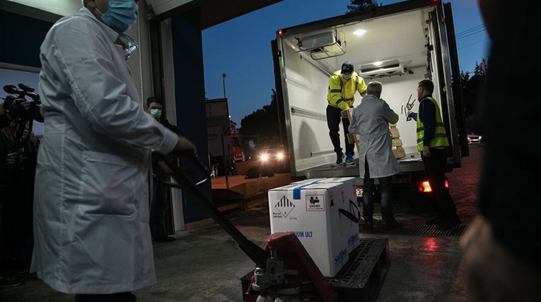Σε αποθήκη στο Κρυονέρι τα πρώτα εμβόλια για τον κορωνοϊό στην Ελλάδα - Υγειονομικός μεταφέρει με τρέιλερ ένα από τα ειδικά «πακέτα»