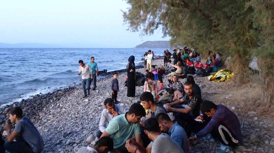 Μετανάστες σε παραλία στη Λέσβο 