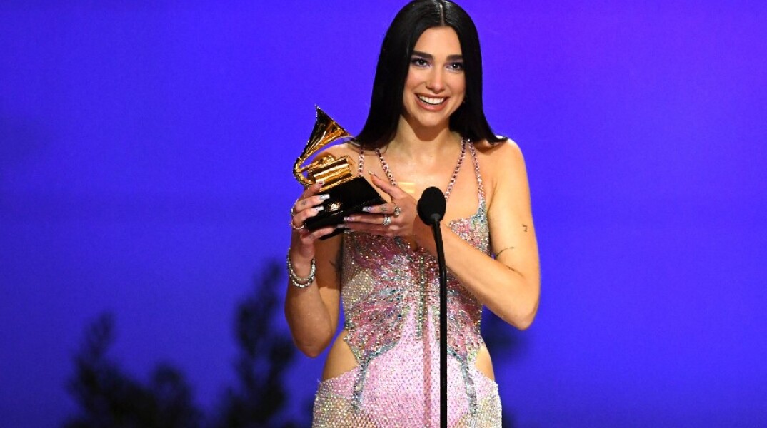 Η Dua Lipa με το βραβείο Grammy που κέρδισε