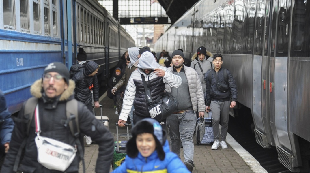 Ουκρανοί με παιδιά στα χέρια αναζητούν τη διαφυγή τους από την Ουκρανία από την πόλη Λβιβ περιμένοντας το τρένο