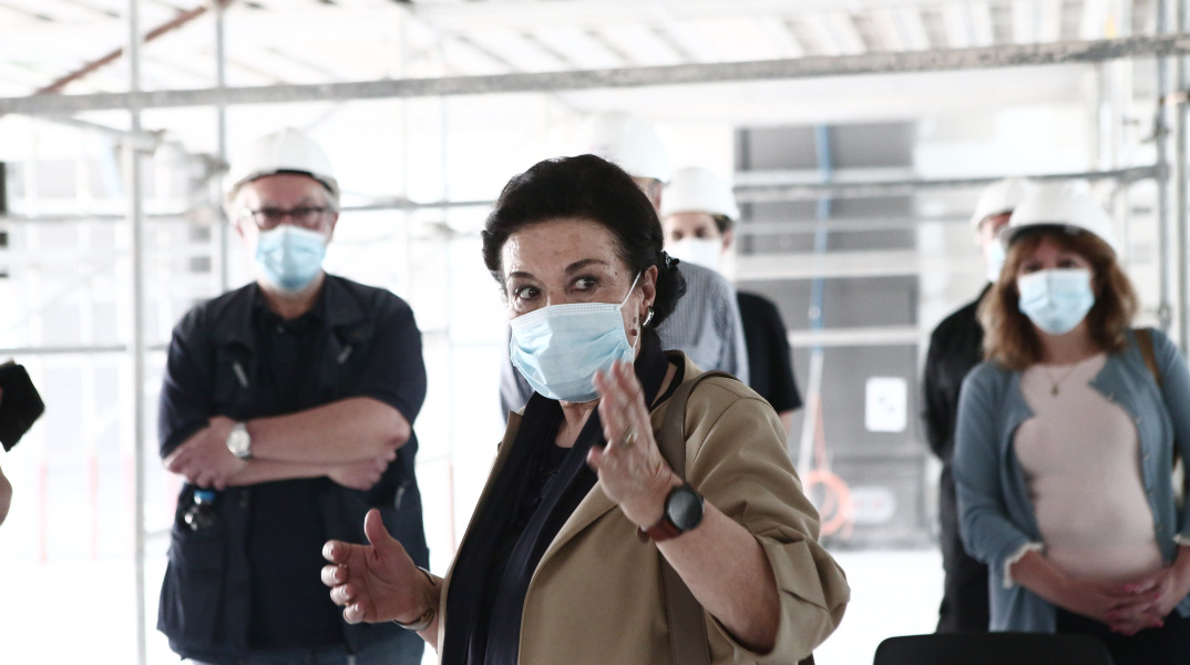 Η Μαρίνα Λαμπράκη Πλάκα σε ξενάγηση στη νέα Εθνική Πινακοθήκη