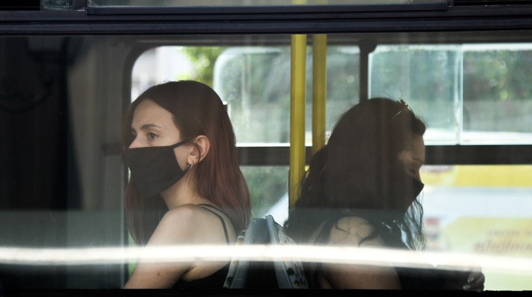 Γυναίκες με μάσκα σε λεωφορείο