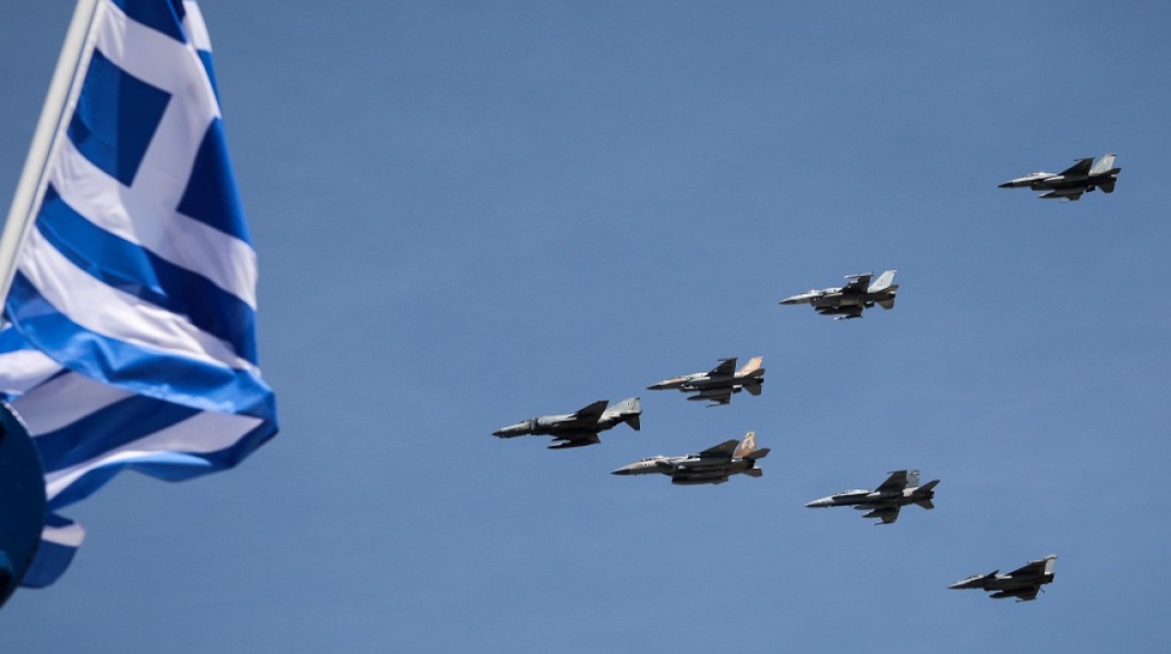 Μαχητικά αεροσκάφη στον ουρανό της Αθήνας - Πέταξαν πάνω από την Ακρόπολη