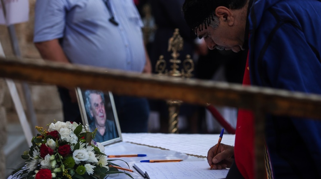 Μίκης Θεοδωράκης: Στιγμιότυπο από το λαϊκό προσκύνημα στη Μητρόπολη Χανίων 