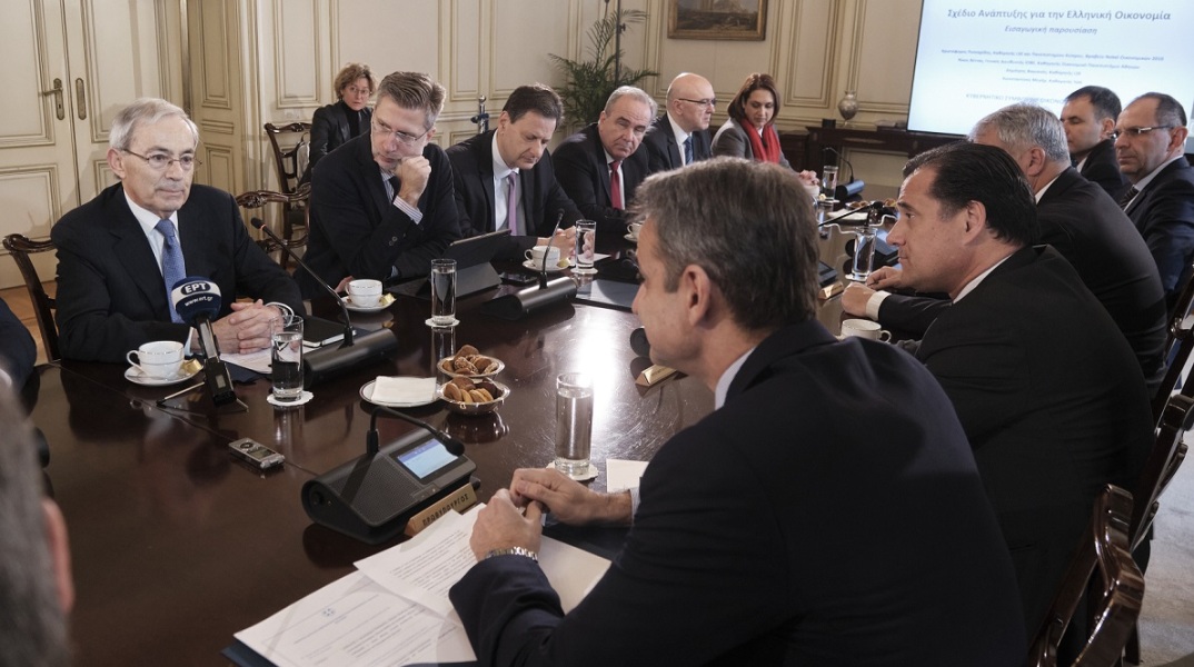  O πρόεδρος της επιτροπής για το Σχέδιο Ανάπτυξης για την Ελληνική Οικονομία καθηγητής του LSE και Πανεπιστημίου Κύπρου και βραβευμένος με το Nobel Οικονομικών 2010 Χριστόφορος Πισσαρίδης συνομιλεί με τον πρωθυπουργό Κυριάκο Μητσοτάκη