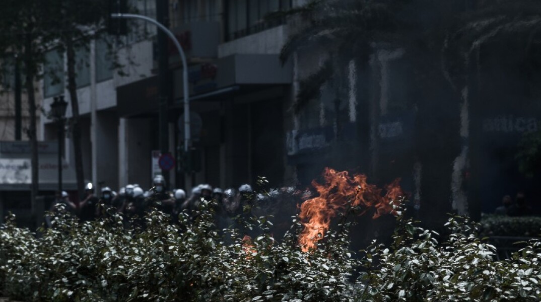 Επεισόδια με μολότοφ στις συγκεντρώσεις στο κέντρο της Αθήνας