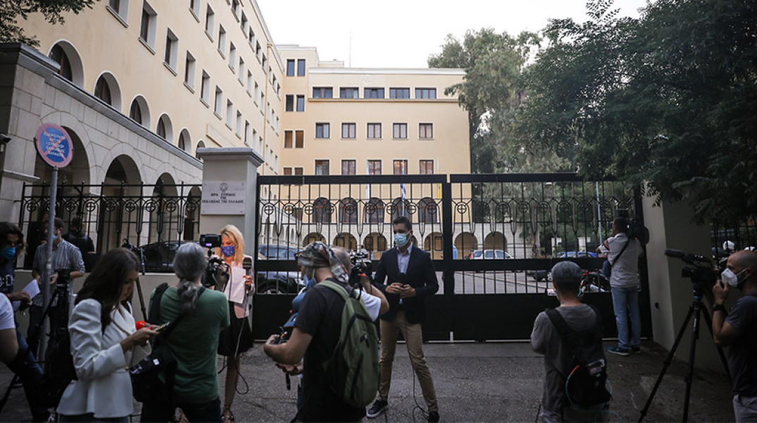 ΕΠΙΘΕΣΗ ΙΕΡΕΑ ΜΕ ΒΙΤΡΙΟΛΙ ΣΕ ΕΠΤΑ ΜΗΤΡΟΠΟΛΙΤΕΣ ΣΤΗΝ ΜΟΝΗ ΠΕΤΡΑΚΗ 