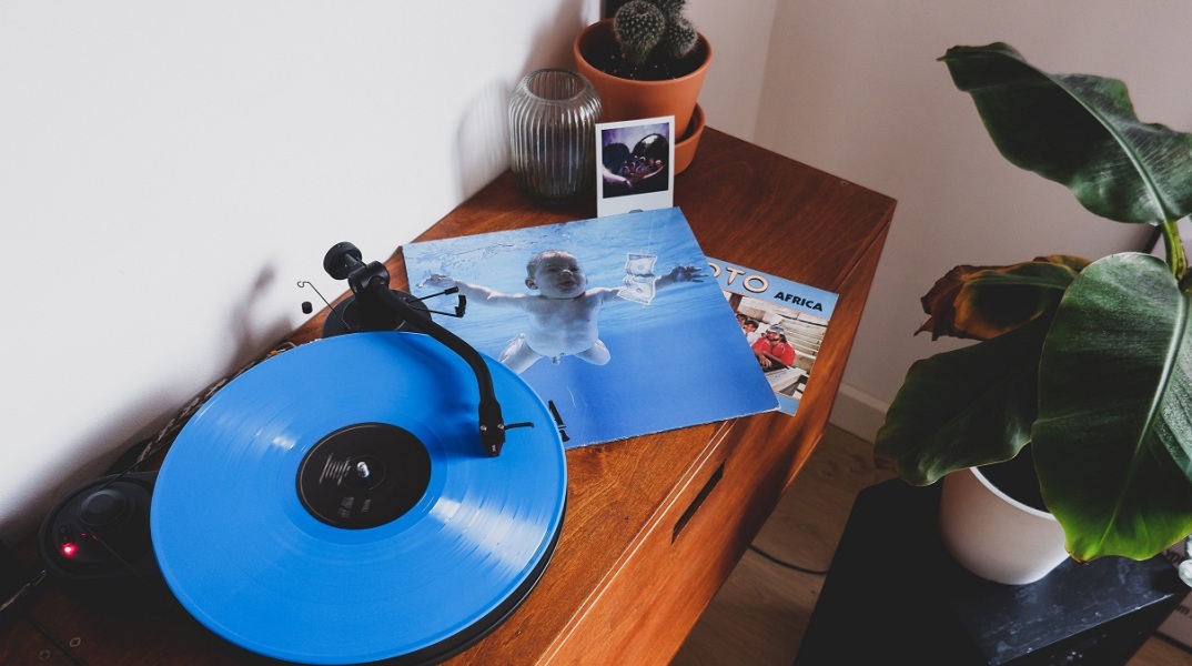 Πικάπ που παίζει το βινύλιο του άλμπουμ Nevermind των Nirvana