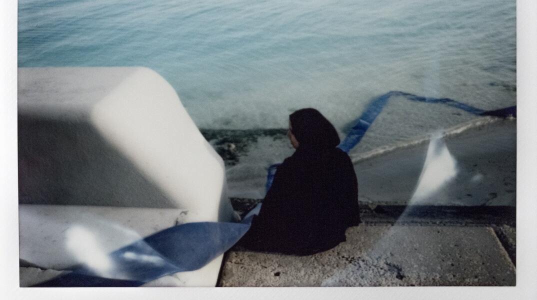 Γυναίκα ρεμβάζει στην παραλιακή της Doha, 2020 