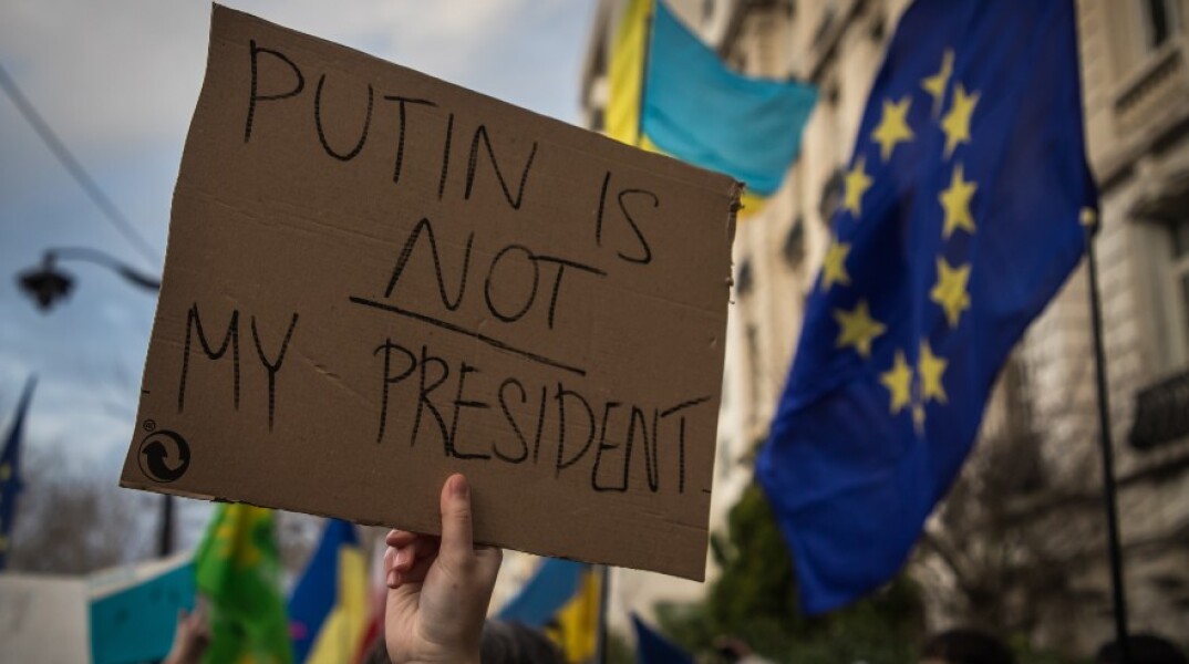 Ουκρανοί πολίτες διαδηλώνουν κατά του Πούτιν
