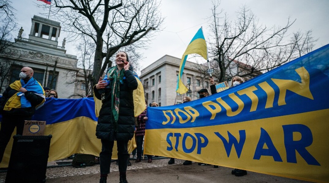 Ουκρανοί πολίτες διαδηλώνουν κατά του Πούτιν
