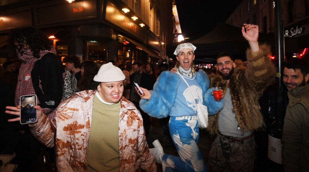 Άνοιξαν οι παμπ στο Λονδίνο και εκατοντάδες πολίτες το γιόρτασαν