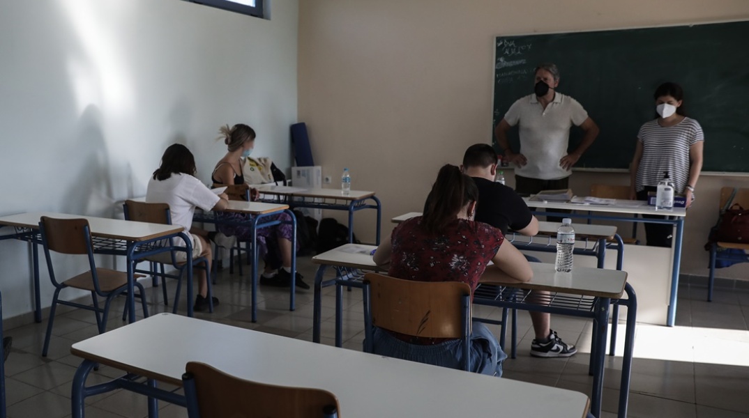 Πανελλήνιες 2022: Υποψήφιοι των ΕΠΑΛ φορούν τις μάσκες τους και περιμένουν να δώσουν το πρώτο μάθημα