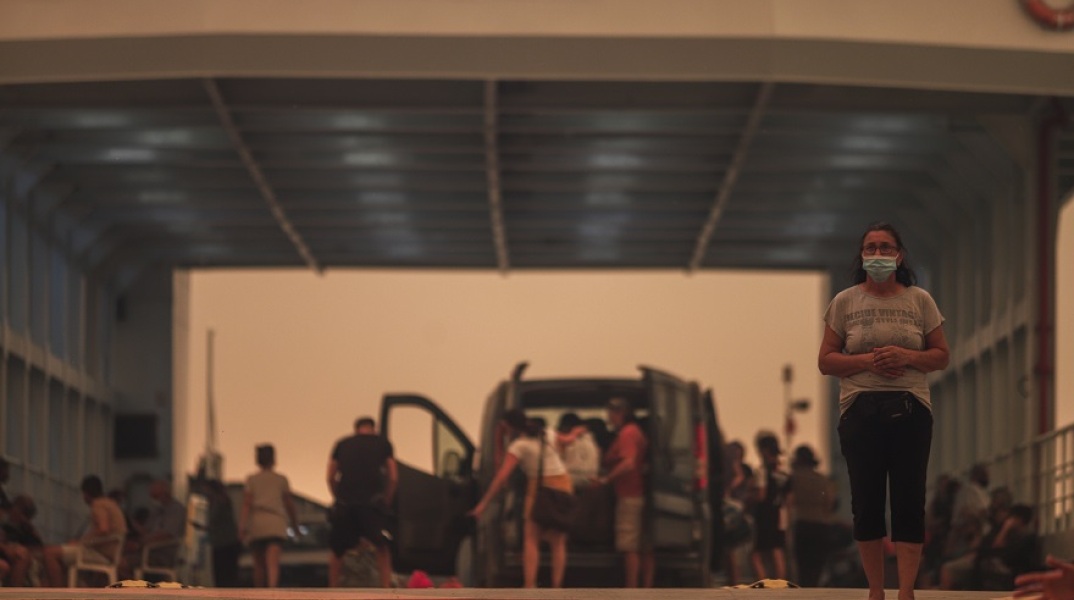Φωτιά στην Εύβοια: Πολίτες στην παραλία ή στο ferry boat που θα τους απομακρύνει από το Πευκί