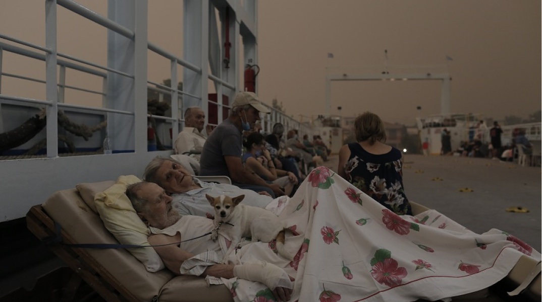 Φωτιά στο Πευκί: Ηλικιωμένο ζευγάρι ξαπλωμένο στο κατάστρωμα ferry boat
