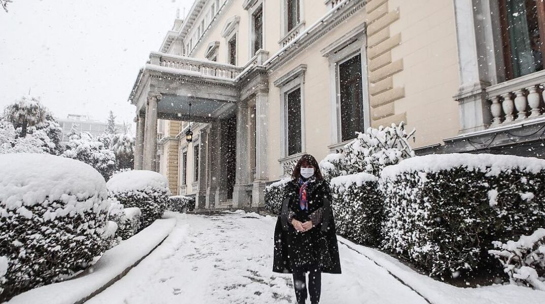 H Πρόεδρος της Δημοκρατίας, Κατερίνα Σακελλαροπούλου στο χιονισμένο Προεδρικό Μέγαρο 