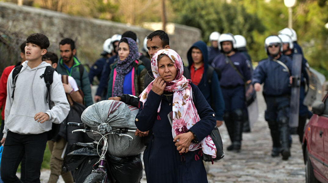ΣΥΓΚΕΝΤΡΩΜΕΝΟΙ ΠΡΟΣΦΥΓΕΣ ΚΑΙ ΜΕΤΑΝΑΣΤΕΣ ΣΤΟ ΛΙΜΑΝΙ ΤΗΣ ΜΥΤΙΛΗΝΗΣ- ΠΡΟΚΕΙΤΑΙ ΝΑ ΜΕΤΑΦΕΡΘΟΥΝ ΜΕ ΟΧΗΜΑΤΑΓΩΓΟ ΣΕ ΚΛΕΙΣΤΕΣ ΔΟΜΕΣ ΤΗΣ ΕΝΔΟΧΩΡΑΣ