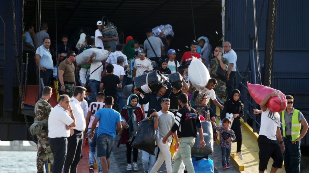 Άφιξη των πρώτων προσφύγων στη Θεσσαλονίκη από τη Λέσβο 