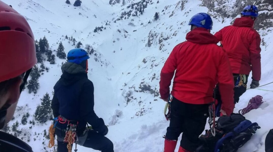 Φωτογραφίες από την επιχείρηση για τον εντοπισμό των τριών αναρριχητών στα Καλάβρυτα © Πυροσβεστικό Σώμα