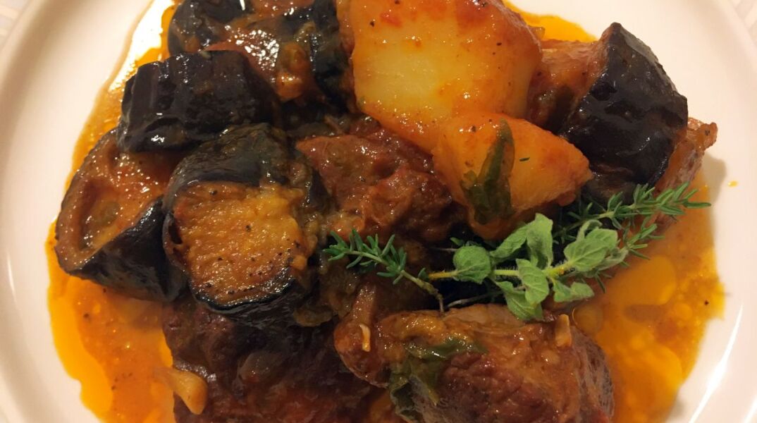 Μοσχαράκι κοκκινιστό με μελιτζάνες