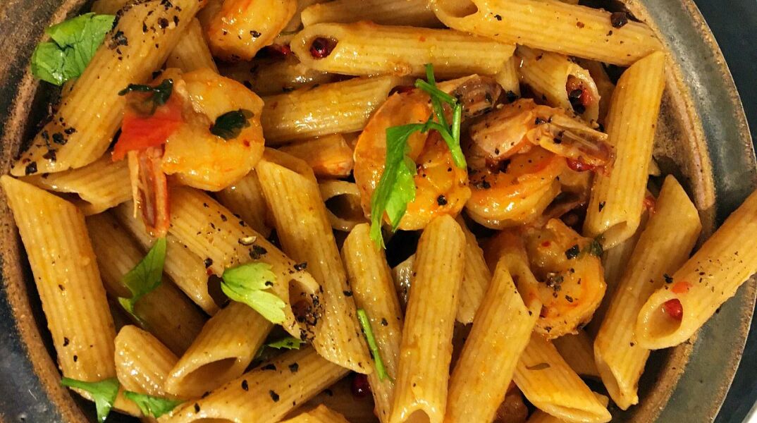 Πέννες με γαρίδες και καπνιστό μπούκοβο