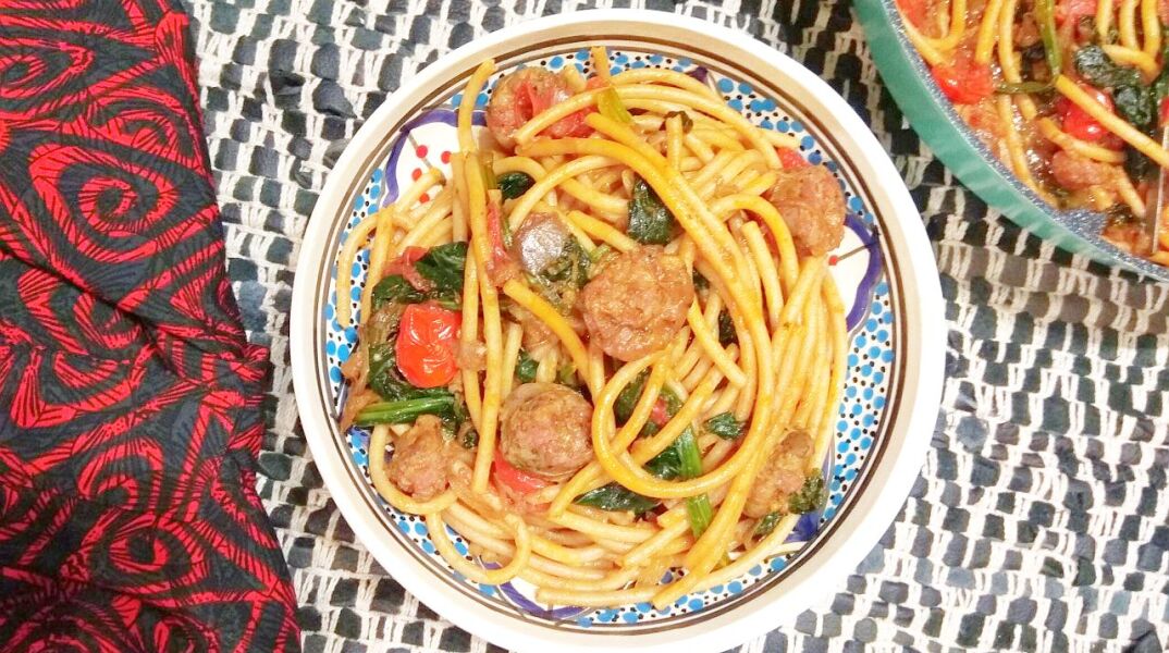 Μακαρονάδα με λουκάνικο και σπανάκι