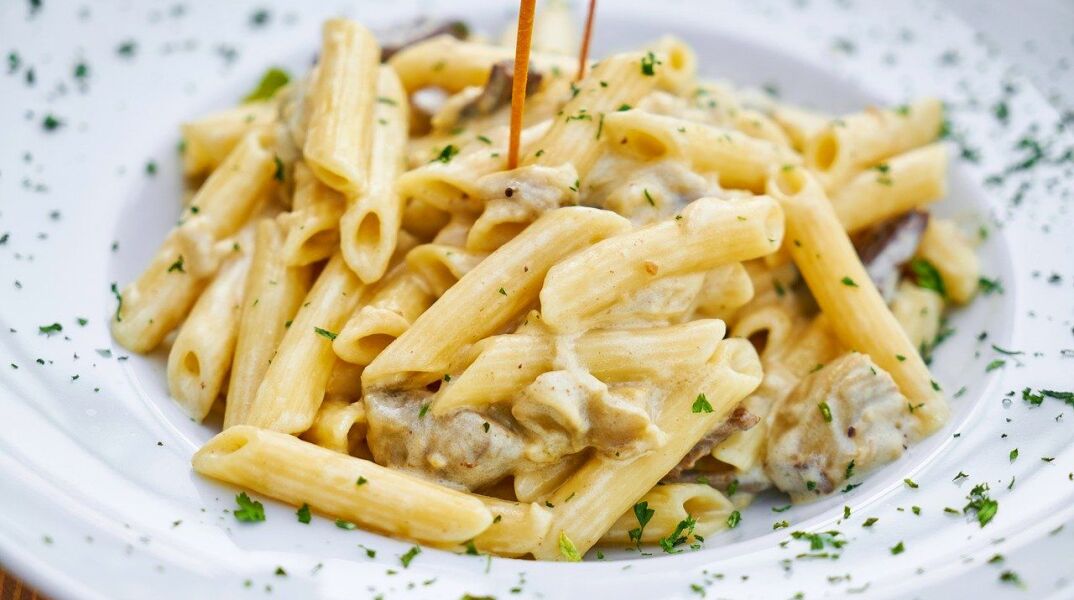 Πέννες με βουτυρένιο κοτόπουλο, λεμόνι, σκόρδο και παρμεζάνα