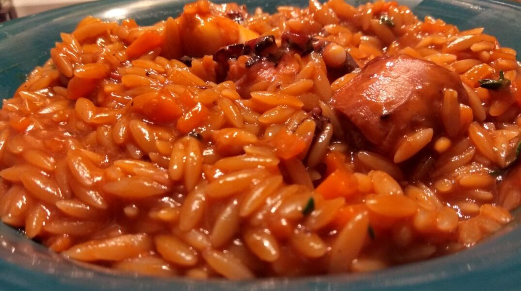 Χταποδάκι με κριθαράκι στην κατσαρόλα