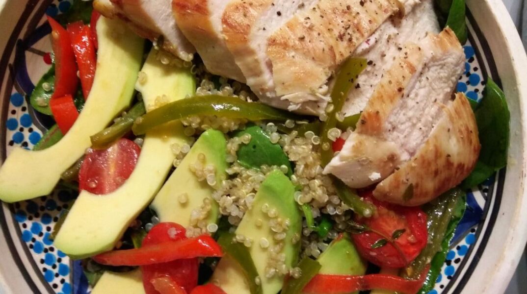 Σαλάτα με κοτόπουλο, κινόα και αβοκάντο