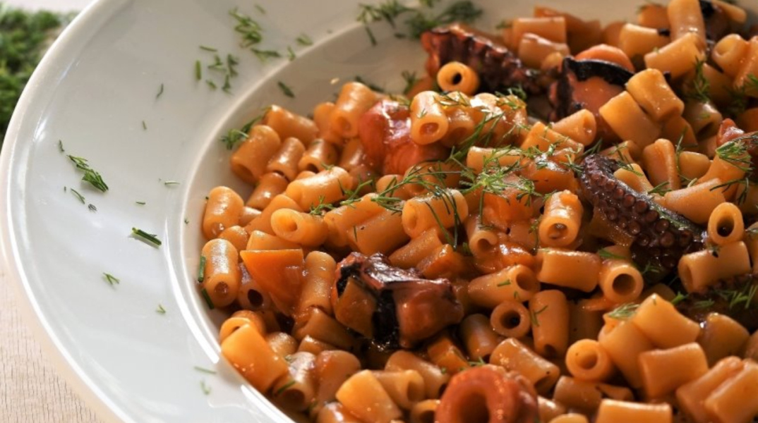 Χταπόδι κοκκινιστό με κοφτό μακαρονάκι