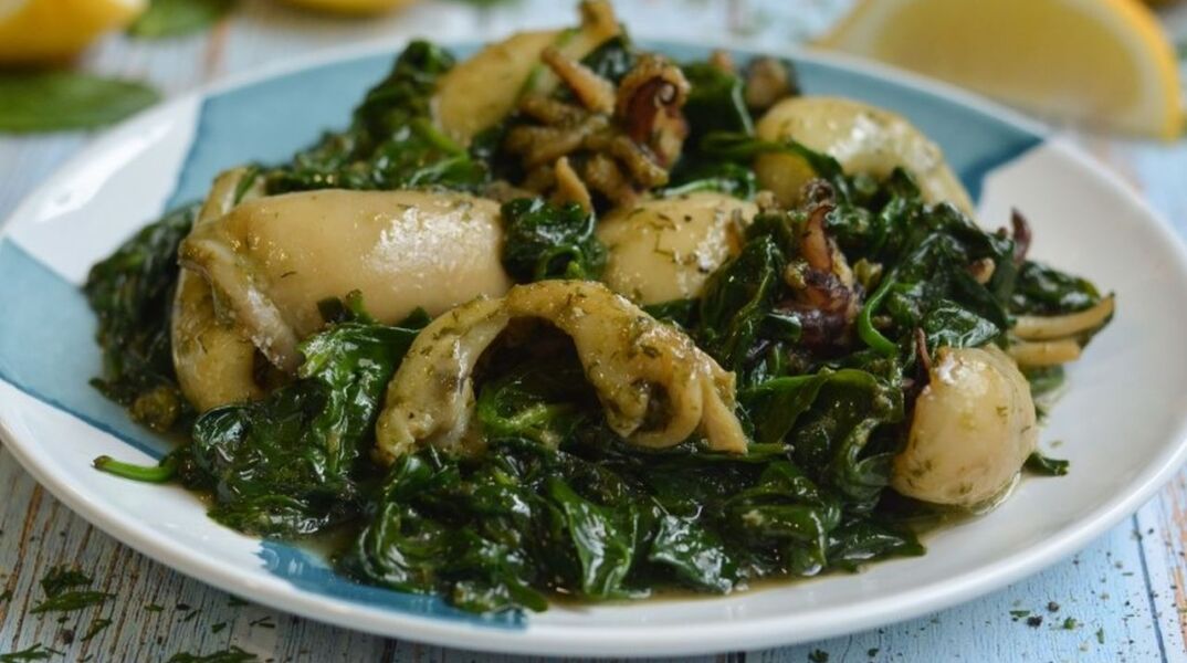 Αγιορείτικες σουπιές με σπανάκι