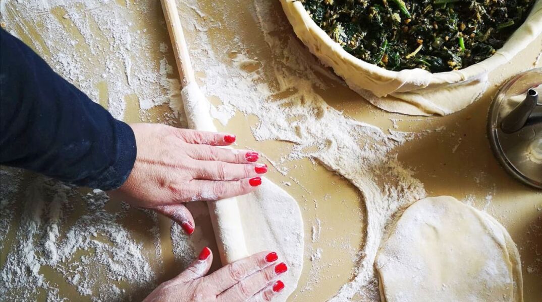 Η Εύα Παρακεντάκη μας δίνει τη συνταγή για νηστίσιμη χορτόπιτα