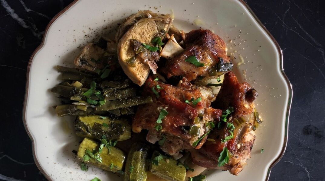 Αρνάκι στη γάστρα με ανοιξιάτικα λαχανικά