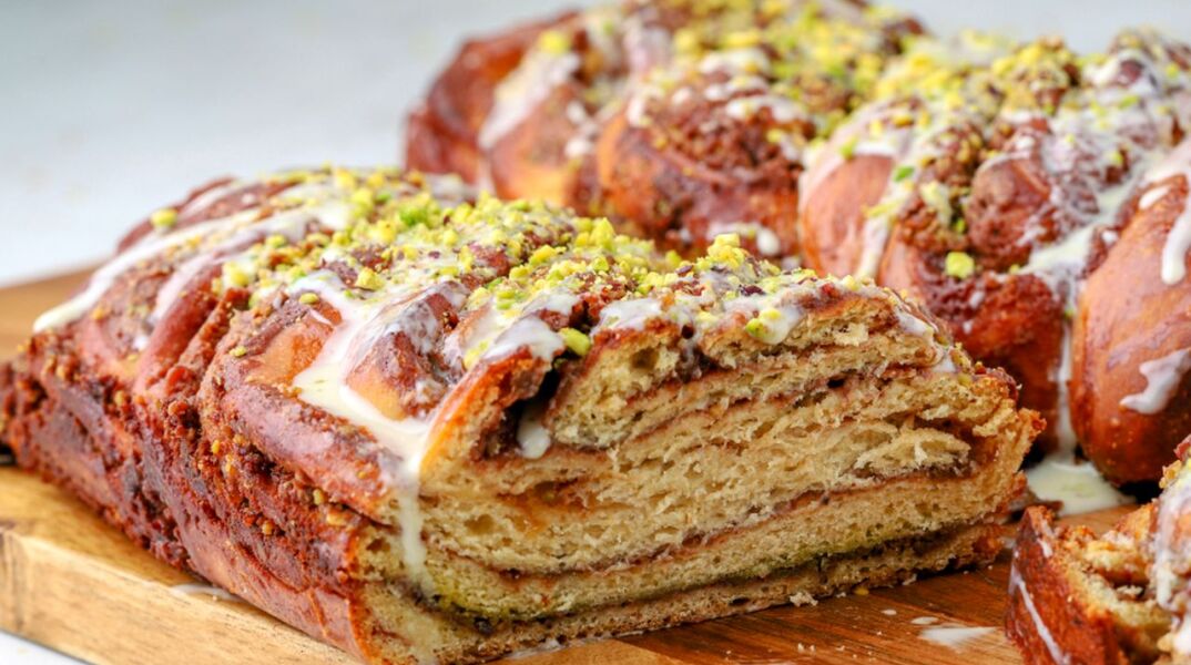 Πασχαλινό τσουρέκι γεμιστό με σοκολάτα και φιστίκια Αιγίνης