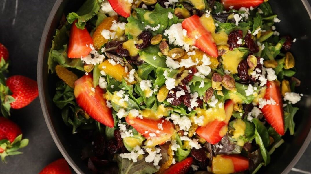 Δροσερή σαλάτα με φράουλες και dressing πορτοκαλιού