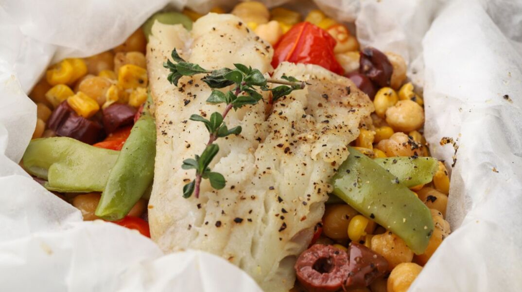 Μπακαλιάρος στον φούρνο με ρεβίθια και ντοματίνια