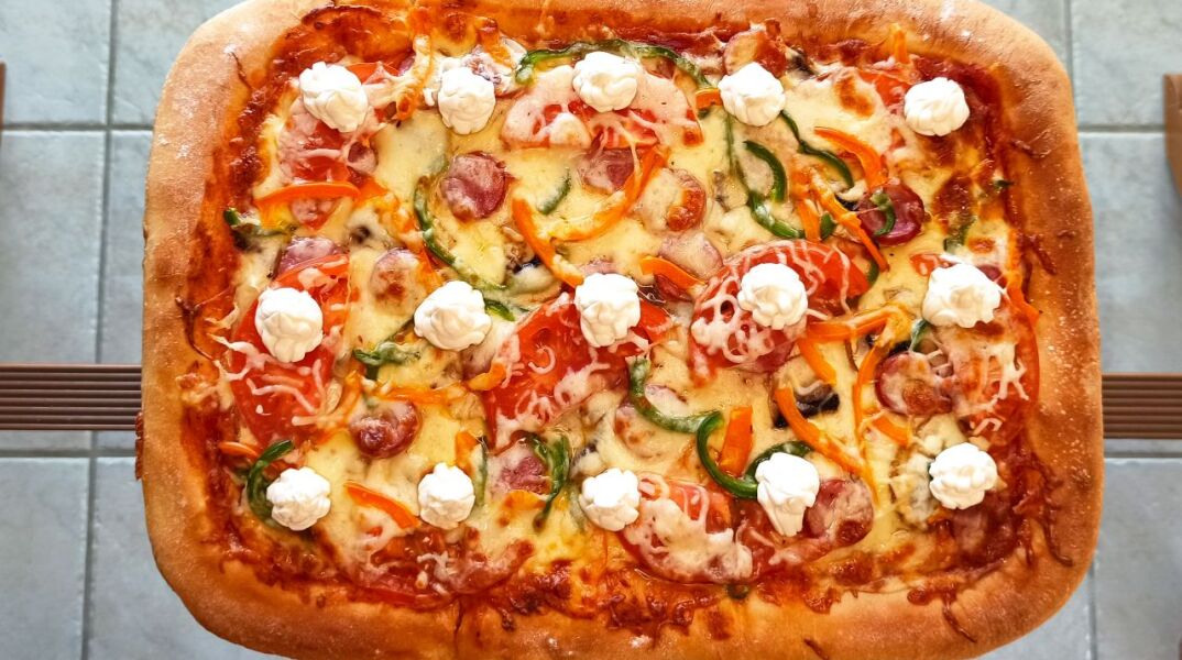 Αφράτη και σπιτική πίτσα στο ταψί με ζύμη από Focaccia