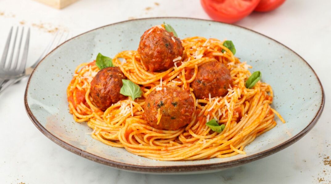 Κεφτεδάκια κοκκινιστά με μακαρόνια