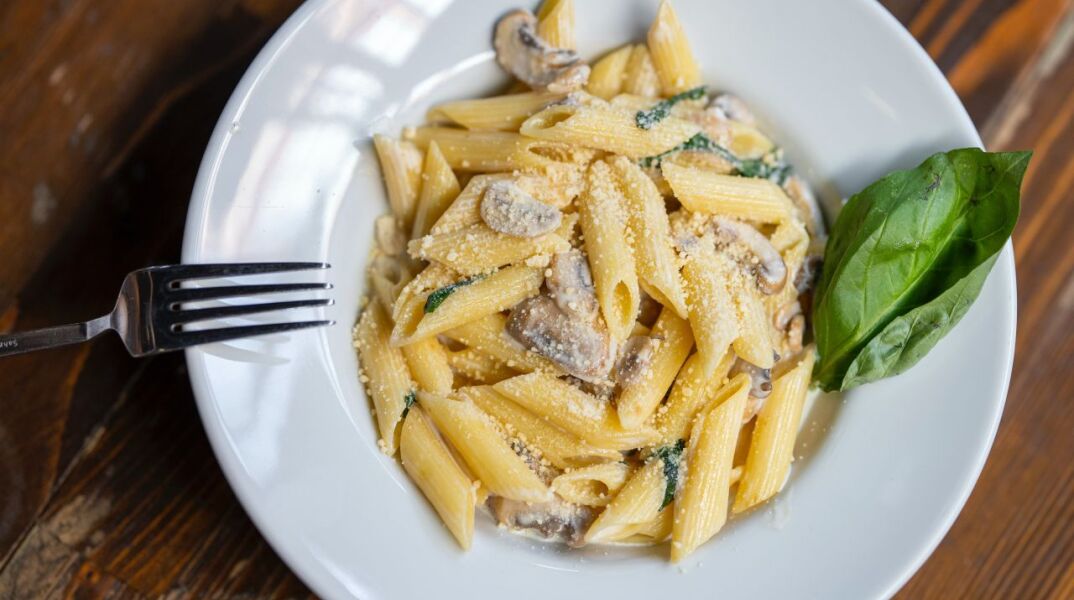 Καλοκαιρινή μακαρονάδα με κολοκυθάκι, ρικότα και βασιλικό