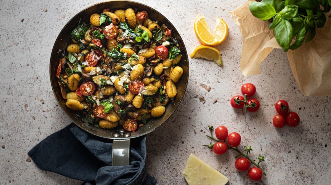 Νιόκι στον φούρνο με ντοματίνια και μοτσαρέλα