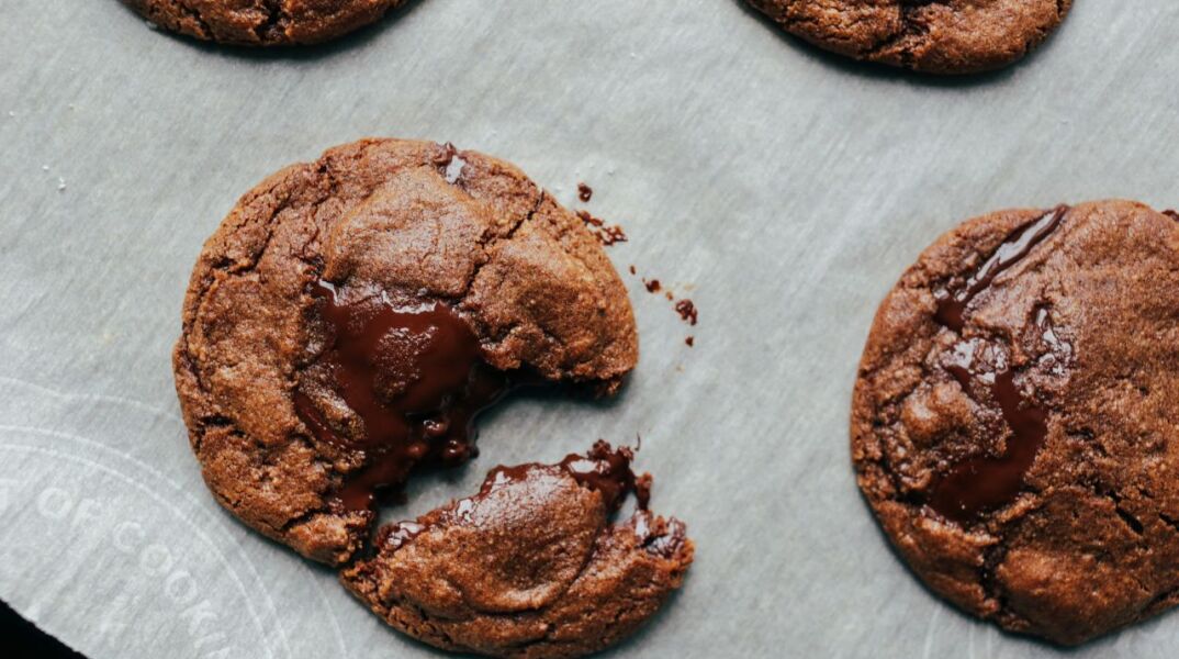 Σοκολατένια μπισκότα με 5 υλικά και χωρίς αλεύρι