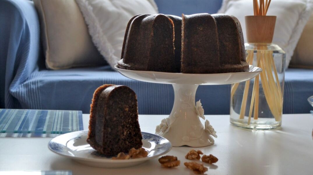 Καρυδόπιτα στη φόρμα του κέικ