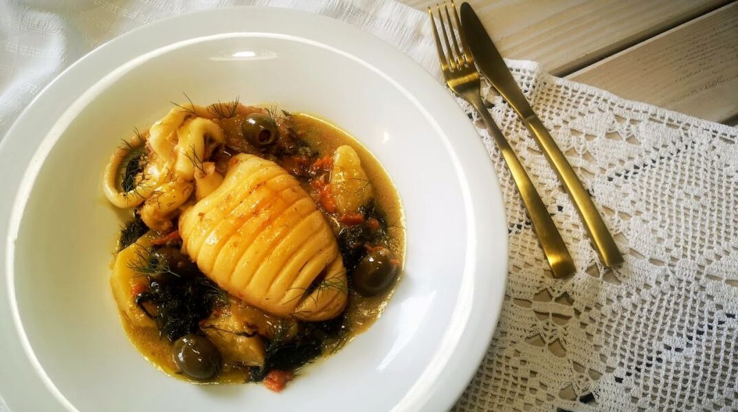 Σουπιές λεμονάτες ντερμπιέ με μάραθα και πατάτες 